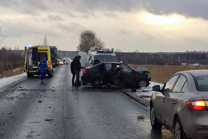Женщина погибла в ДТП с двумя легковушками в Челябинской области
