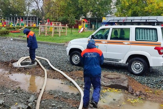 Последствия циклона устраняют в Южно-Сахалинске