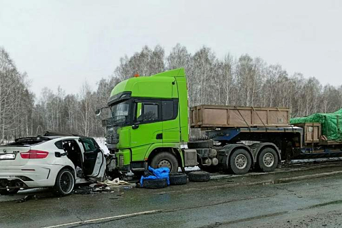 Водитель BMW-X6 погиб в аварии с грузовиками на трассе Р-254 в Новосибирской области