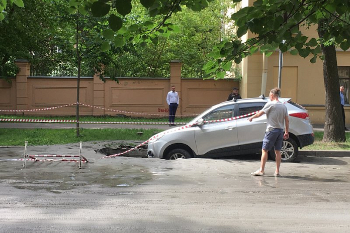На Васильевском острове в Петербурге провалилась дорога