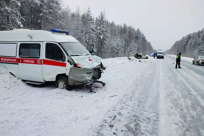Два человека погибли в ДТП с легковушкой и «скорой» в Свердловской области