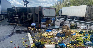 Авария с грузовиком затруднила движение на трассе М-4 Дон в Ростовской области