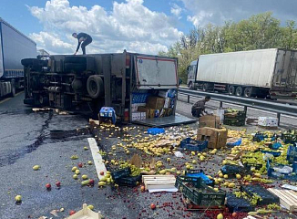 Авария с грузовиком затруднила движение на трассе М-4 Дон в Ростовской области