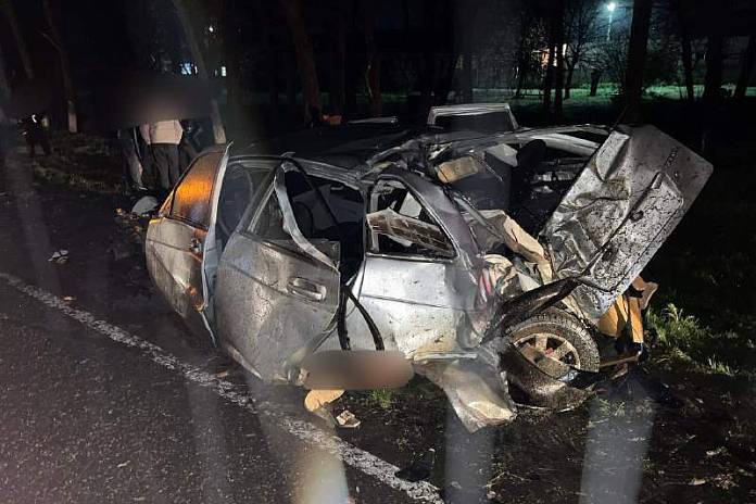 На Ставрополье «Лада» съехала с дороги и врезалась в дерево: двое погибли