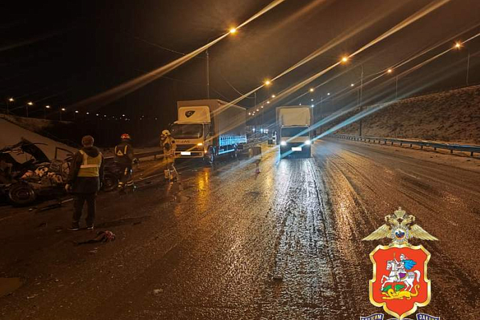 Три человека погибли в ДТП с легковушкой и автобусом на трассе А-104 в Подмосковье
