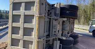 Опрокинувшийся грузовик перекрыл две полосы на КАД Петербурга в районе Низино