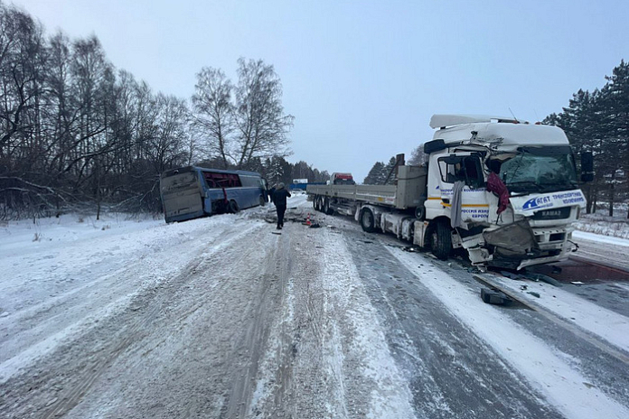 Автобус с детьми попал в ДТП с грузовиком на Чуйском тракте в Новосибирской области