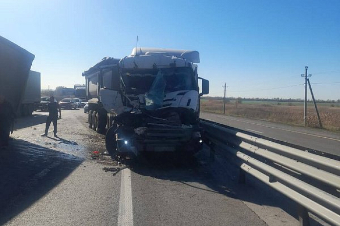 Три большегруза и легковушка попали в аварию на трассе М-4 Дон в Ростовской области