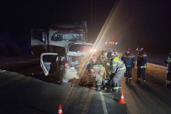 Грузовик и легковушка столкнулись на трассе Р-22 Каспий в Саратовской области: двое погибли