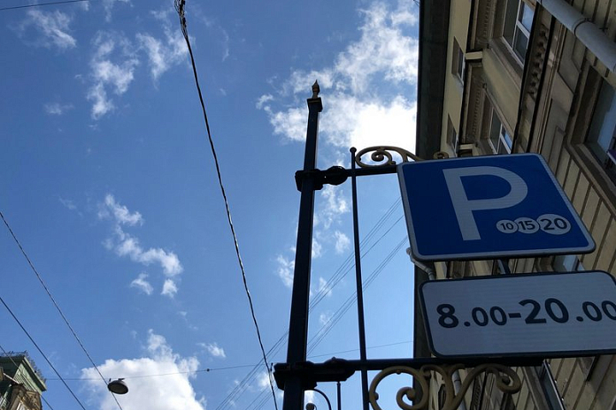Завершается обустройство зоны платной парковки на Крестовском острове Петербурга