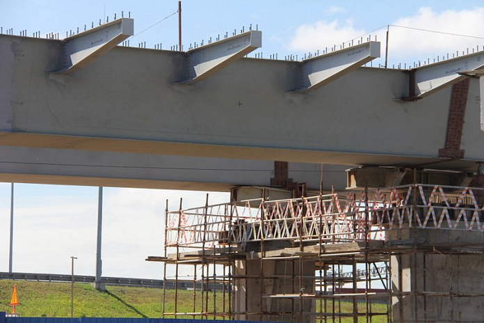 Подрядчик готовится к бетонированию конструкций Театрального моста в Кемерове
