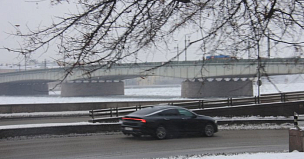 Дорожники Петербурга борются с последствиями ночного снегопада и оттепели