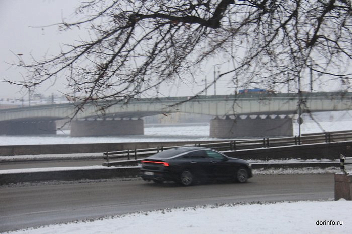 Дорожники Петербурга борются с последствиями ночного снегопада и оттепели