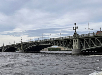 В выходные открыли движение по Троицкому мосту в Петербурге
