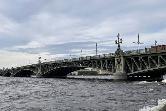 Прокуратура требует отремонтировать проезжую часть Троицкого моста в Петербурге