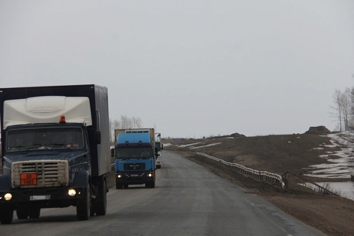 Две подтопленные дороги в Алтайском крае открыли для грузовиков