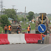 Продолжается ремонт моста через реку Озеренка в Курской области