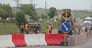 Продолжается ремонт моста через реку Озеренка в Курской области