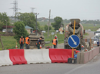 Продолжается ремонт моста через реку Озеренка в Курской области