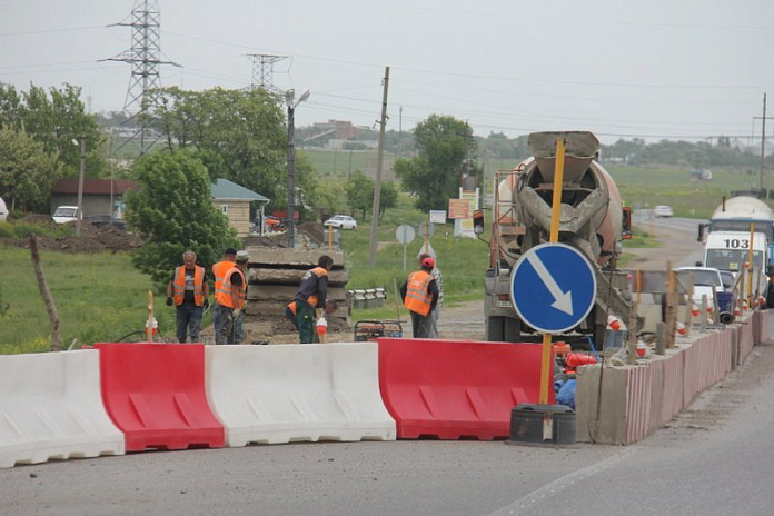 Продолжается ремонт моста через реку Озеренка в Курской области
