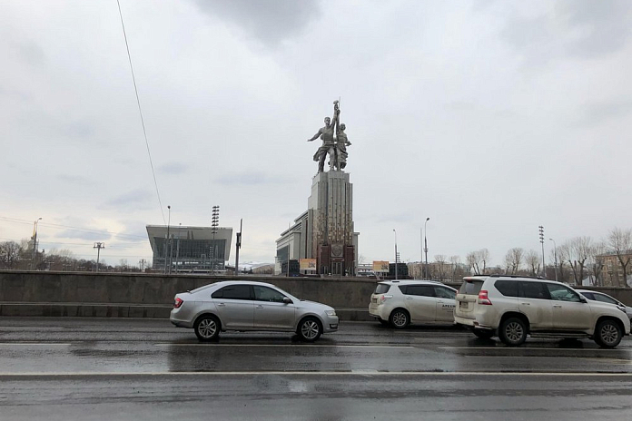Автомобилистов Москвы просят быть внимательными на дорогах из-за непогоды