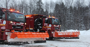 Последствия апрельского снегопада на дорогах в Ленобласти устраняют почти 400 единиц техники