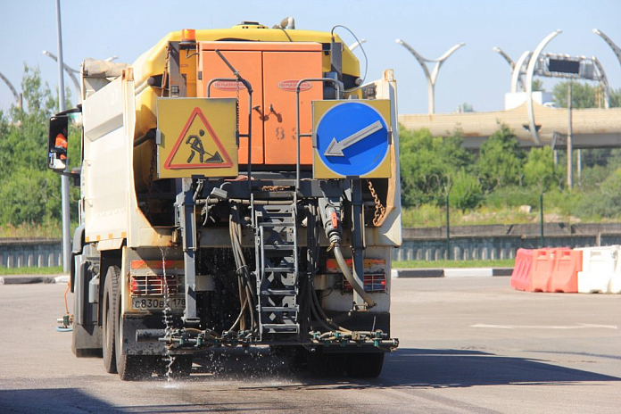 Более 1,5 млн кубометров воды использовали для уборки дорог Петербурга за теплый сезон