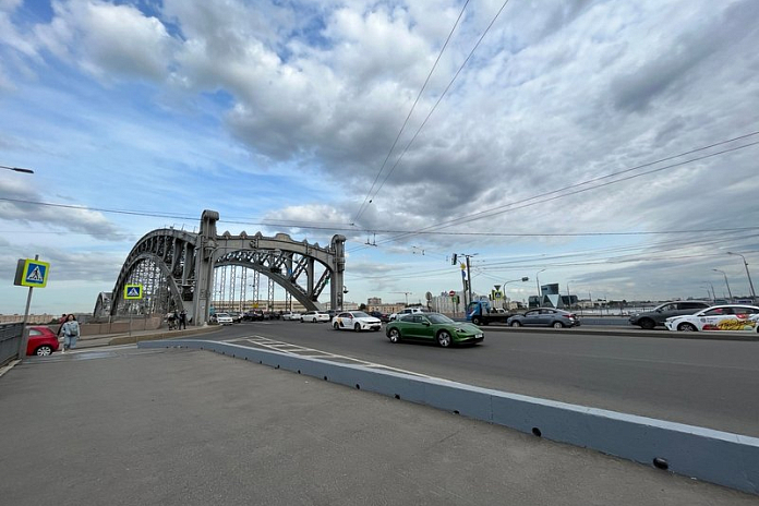 При ремонте мостов и путепроводов Петербурга сохранят проезд транспорта