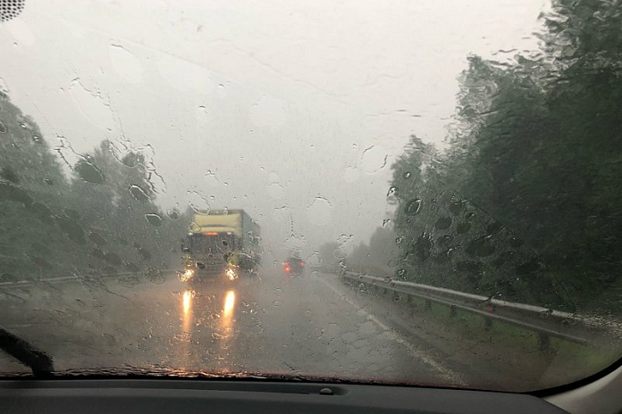 Минтранс Подмосковья просит водителей быть осторожнее на дорогах из-за дождя
