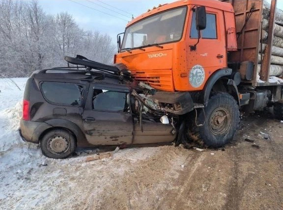 Четверо погибли в ДТП с лесовозом в Кировской области